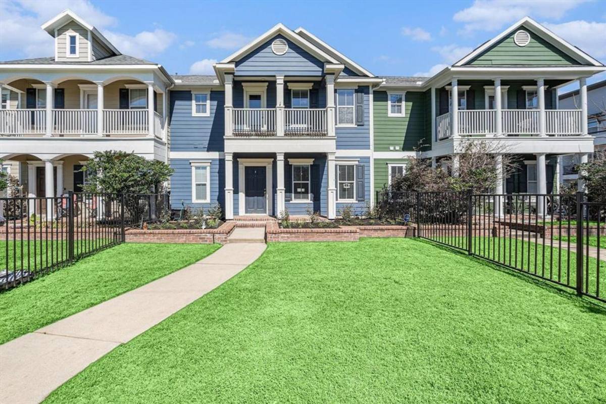 Townhouse for rent at 2919 Gillespie St, Houston, TX 77020