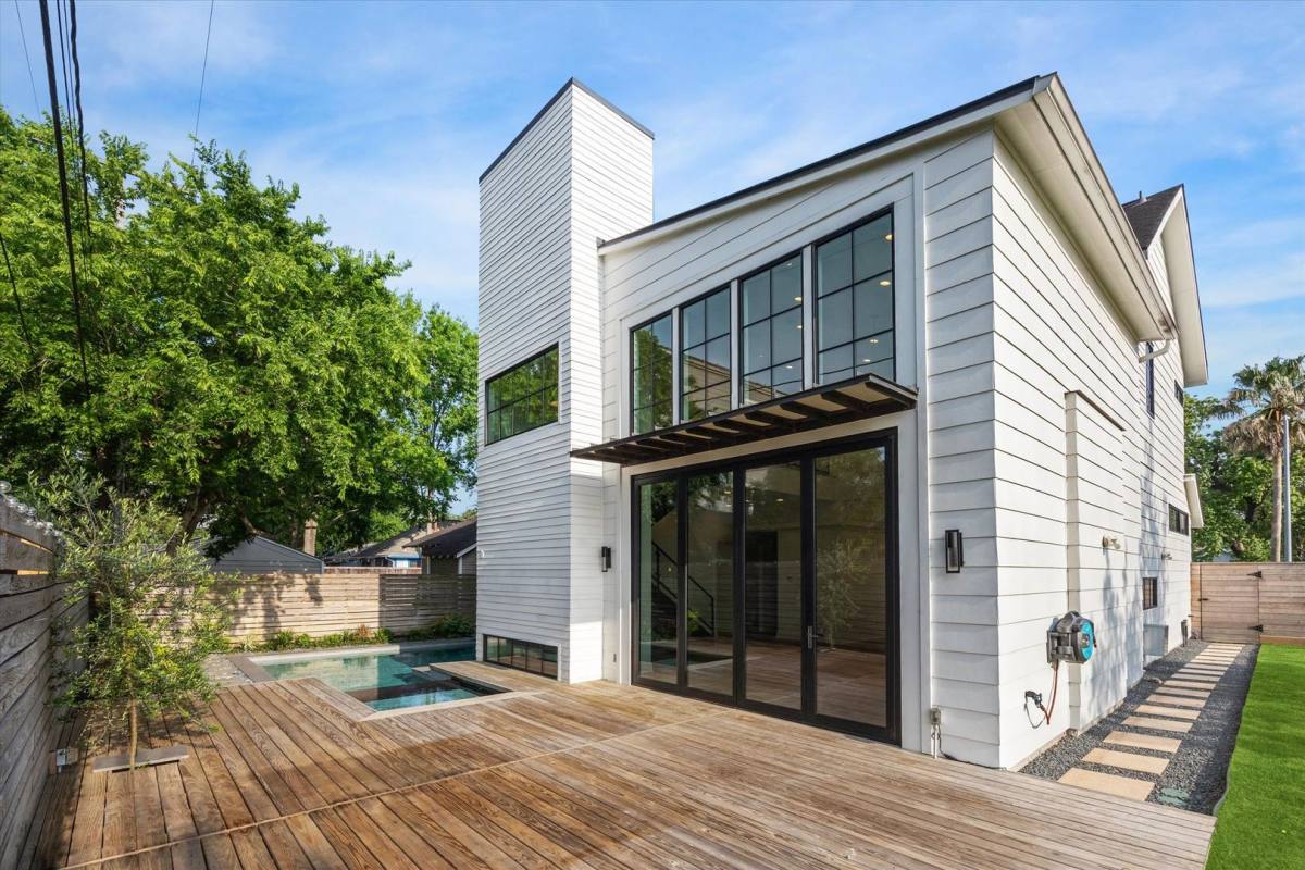 House for rent at 205 E 25th St, Houston, TX 77008
