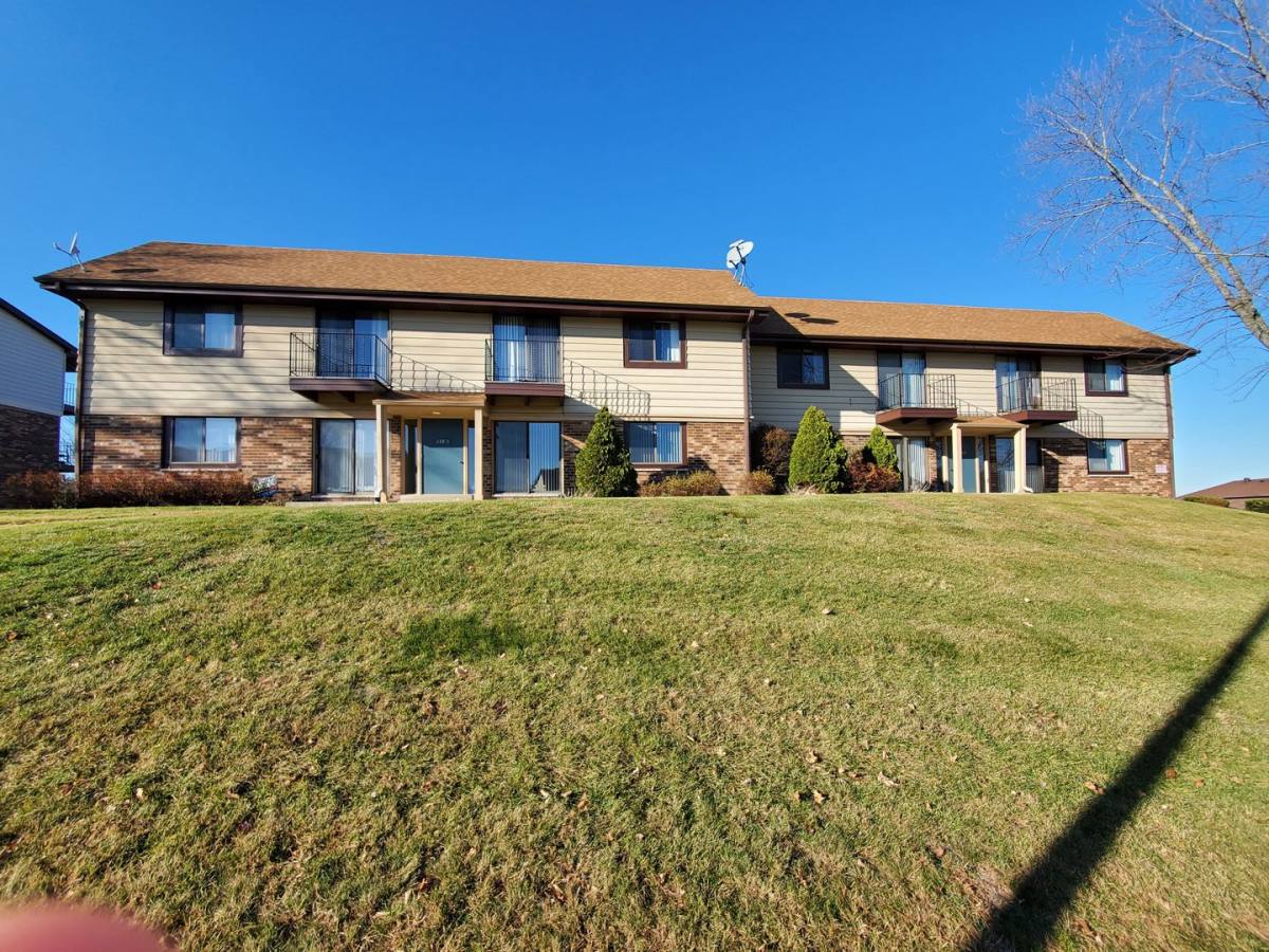 Apartment for rent at 1383 Sunnyridge Rd, Pewaukee, WI 53072