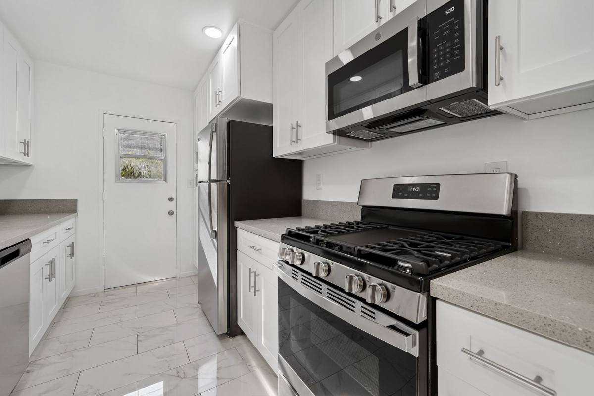 Apartment for rent at 911 Havenhurst Dr, Los Angeles, CA 90046