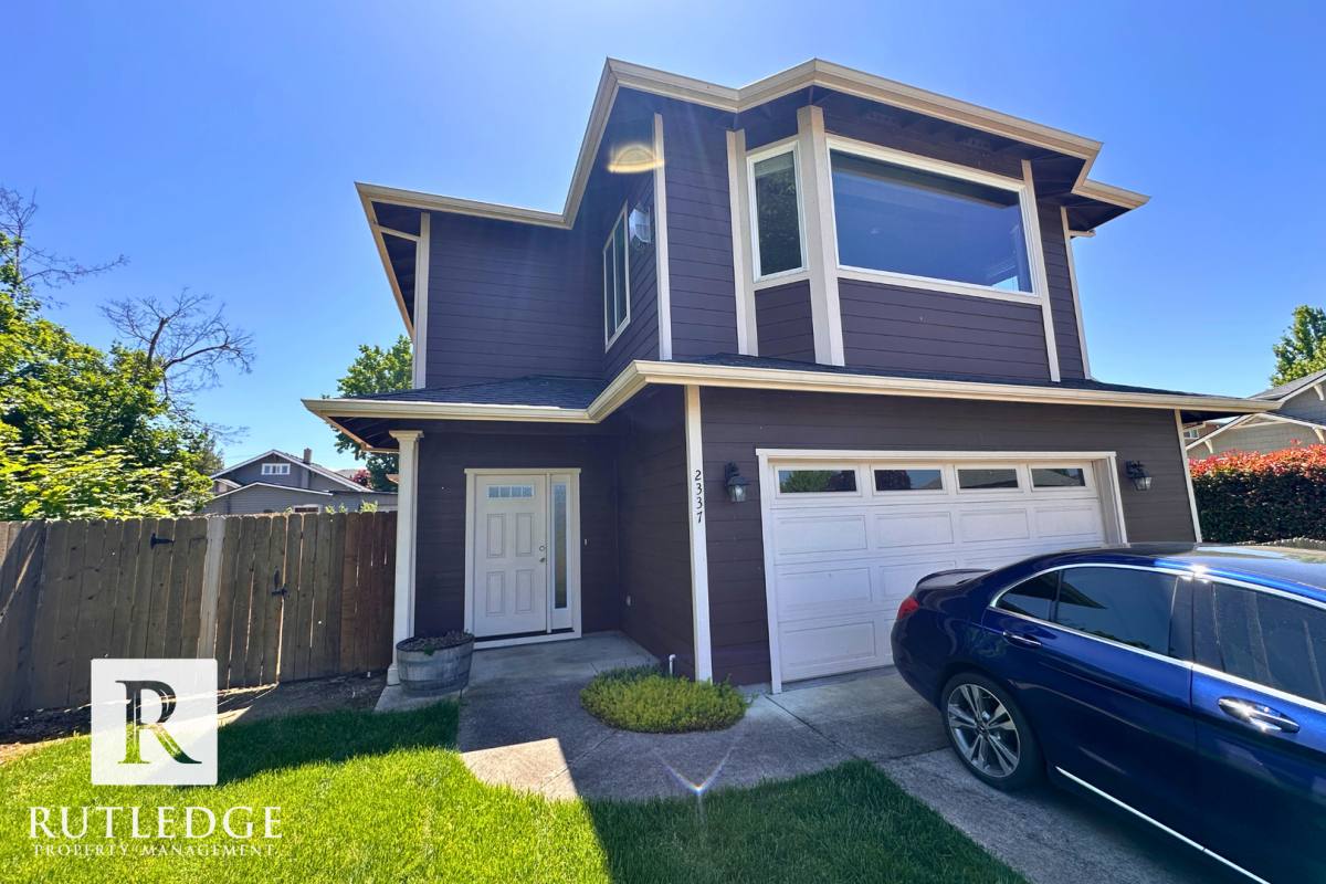House for rent at 2337 Dahlia Way, Medford, OR 97501