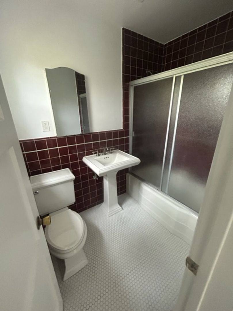 Apartment for rent at 1423 Cloverfield Blvd, Santa Monica, CA 90404