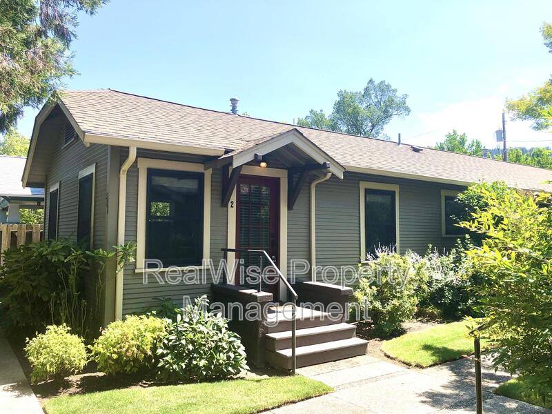 Townhouse for rent at 560 Siskiyou Blvd #2, Ashland, OR 97520