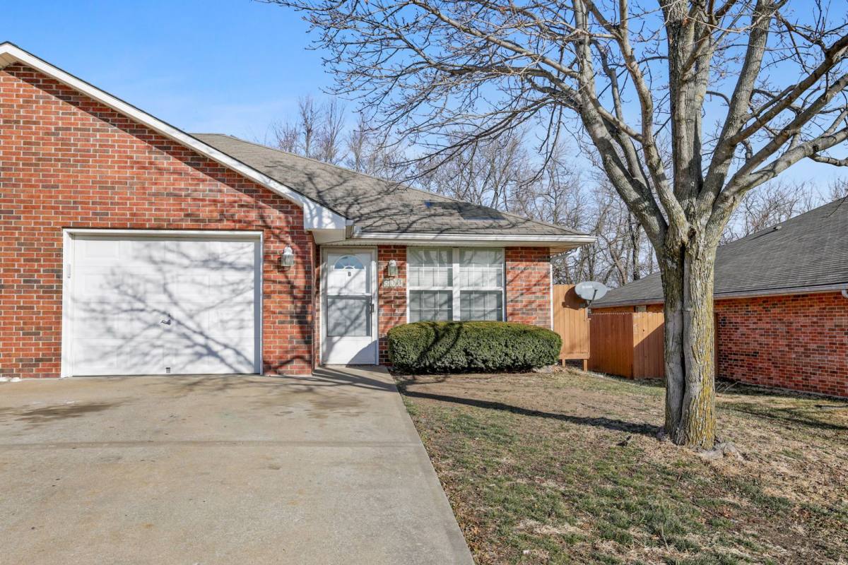 Townhouse for rent at 300B NE 7th St, Oak Grove, MO 64075
