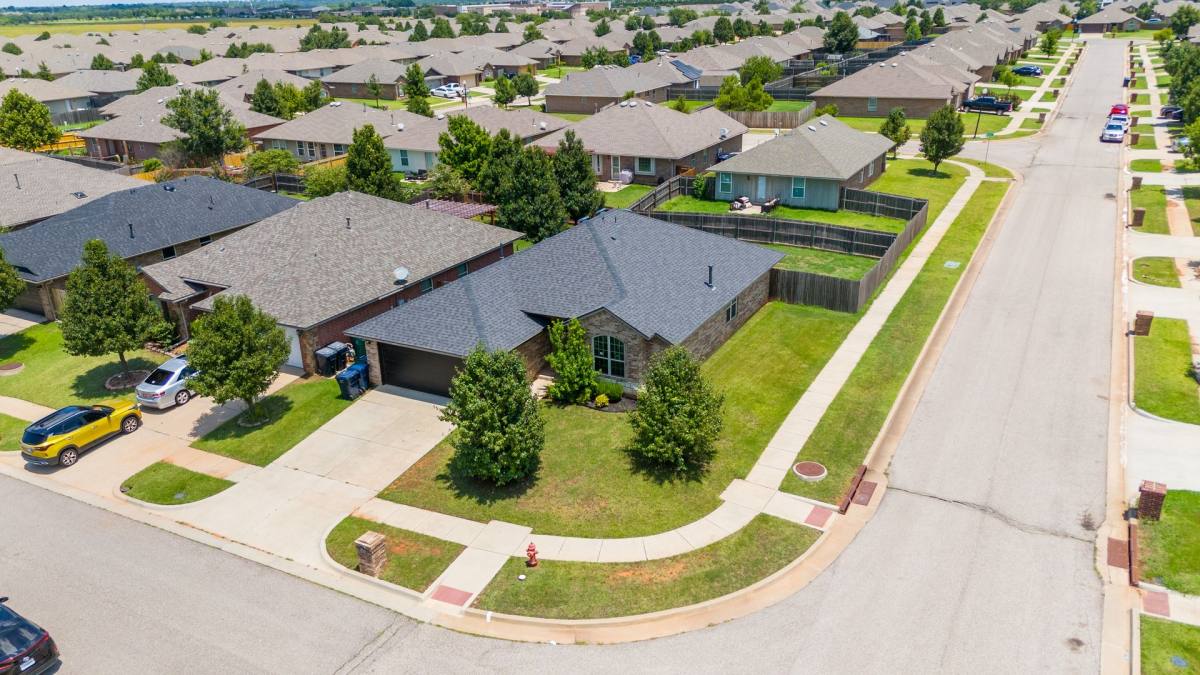 House for rent at 19620 Vivace Dr, Edmond, OK 73012
