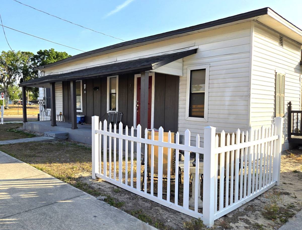 Apartment for rent at 11-19 W Eagle Ave, Eagle Lake, FL 33839
