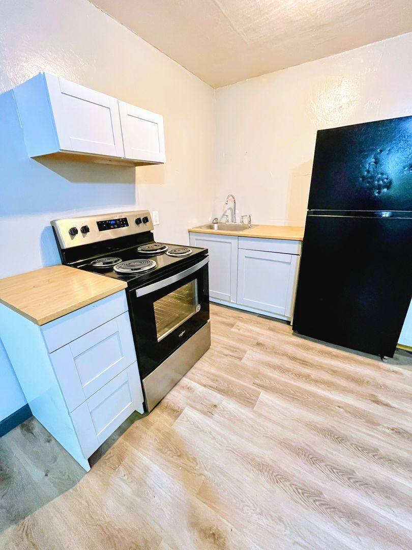 Apartment for rent at 709 W 3rd St, Waterloo, IA 50701