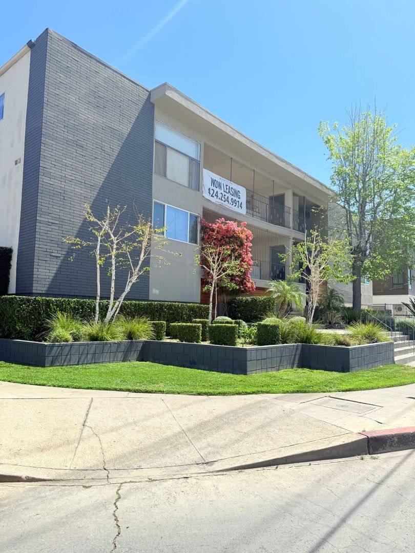 Apartment for rent at 7524 Sepulveda Blvd, Van Nuys, CA 91405