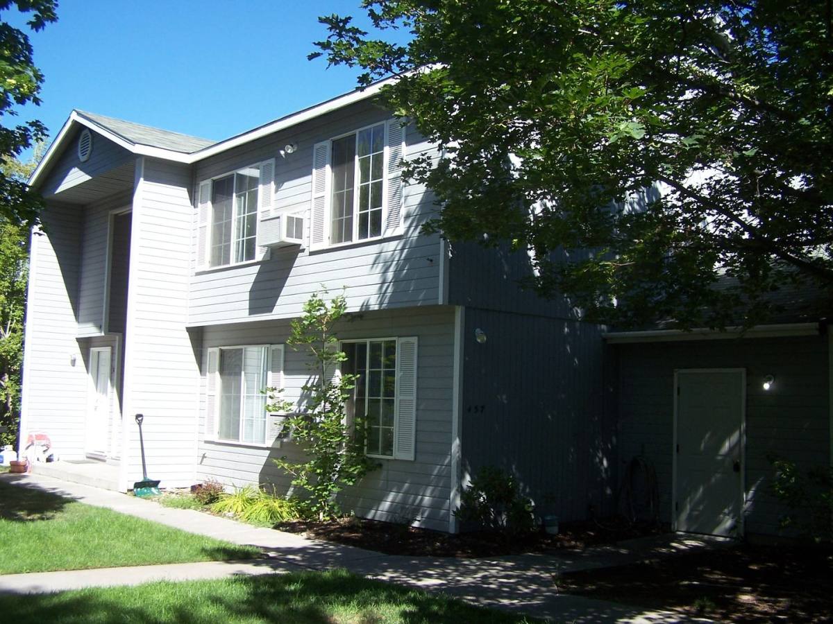 Apartment for rent at 457 NW 17th St, Redmond, OR 97756