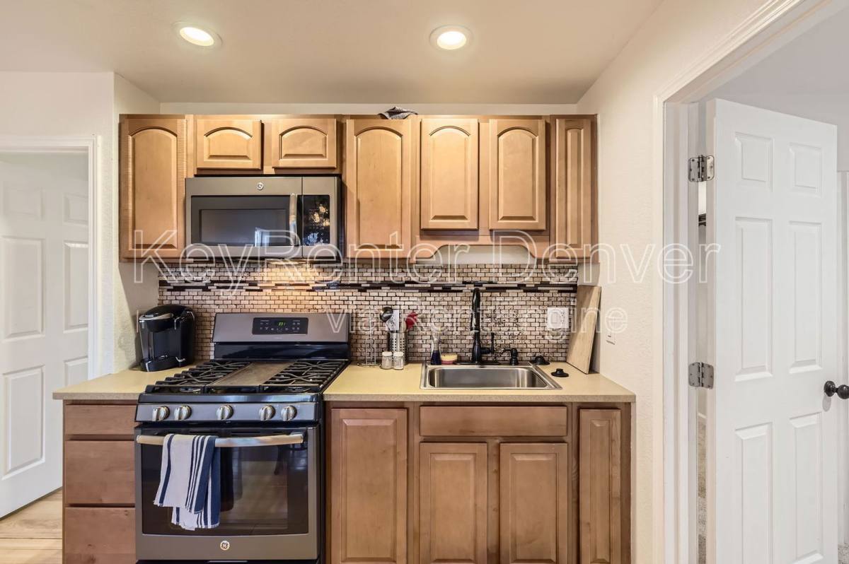 Townhouse for rent at 737 S Nome St, Aurora, CO 80012