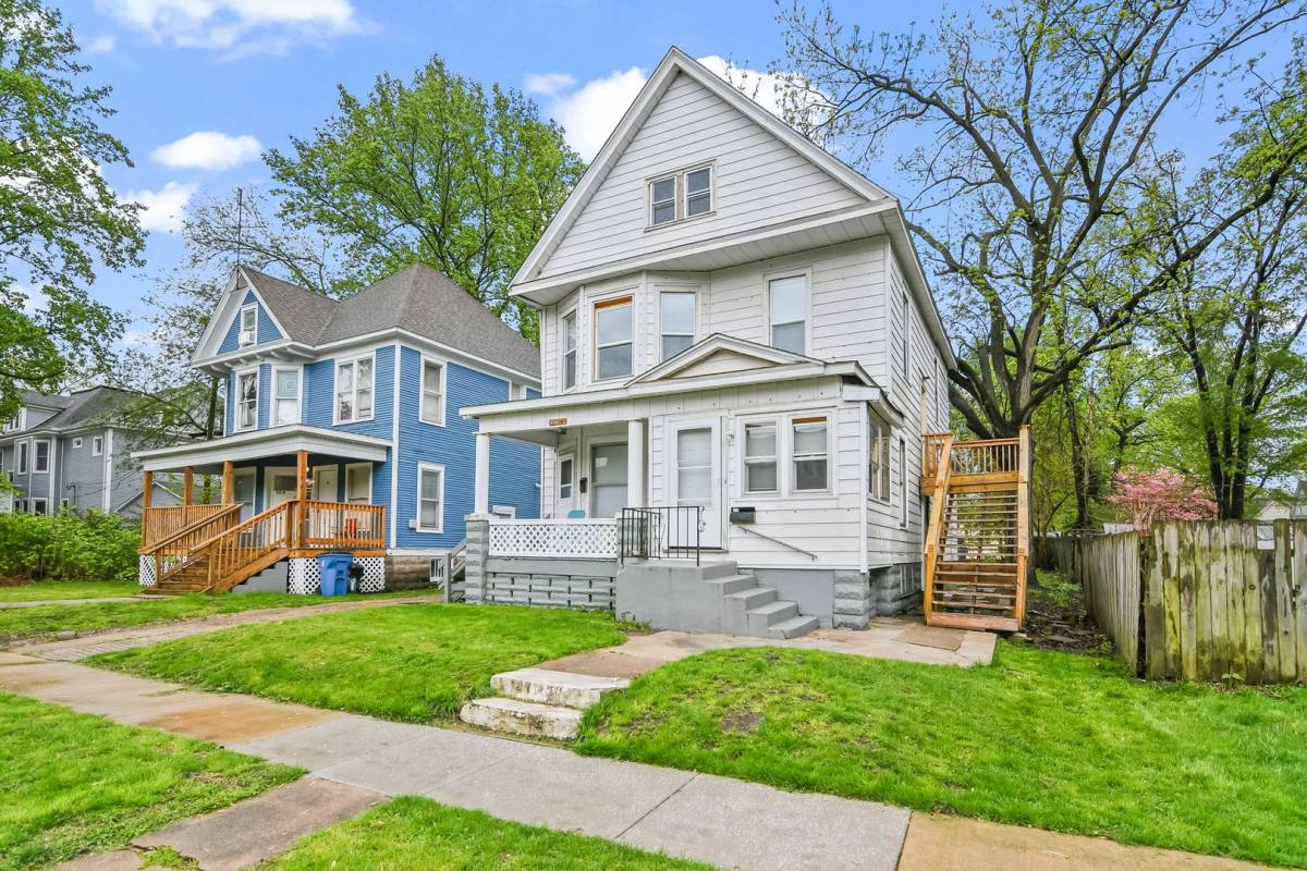 Apartment for rent at 720 W Edwards St, Springfield, IL 62703