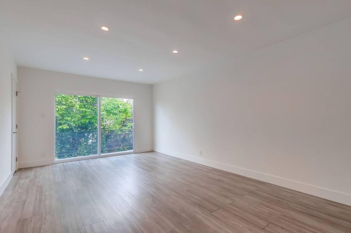 Apartment for rent at 4037 W 28th St, Los Angeles, CA 90018