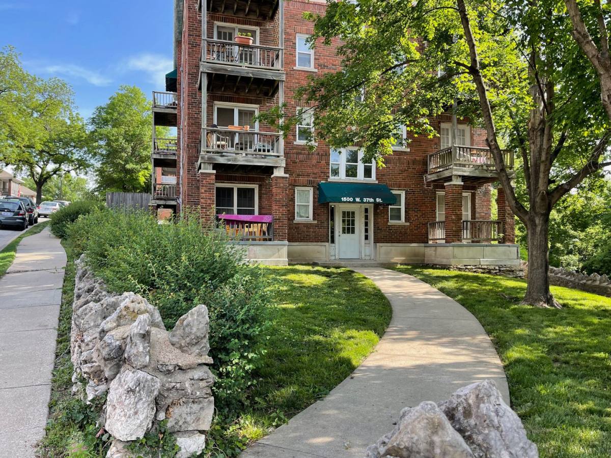 Apartment for rent at 1500 W 37TH, 3619-21 Wyoming St #3623-25, Kansas City, MO 64111
