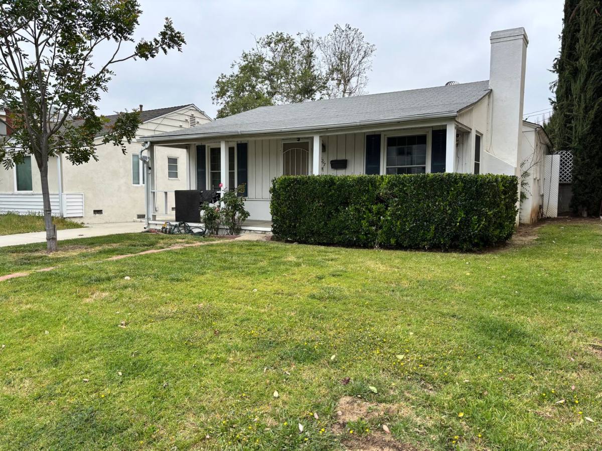 House for rent at 14217 Riverside Dr, Sherman Oaks, CA 91423