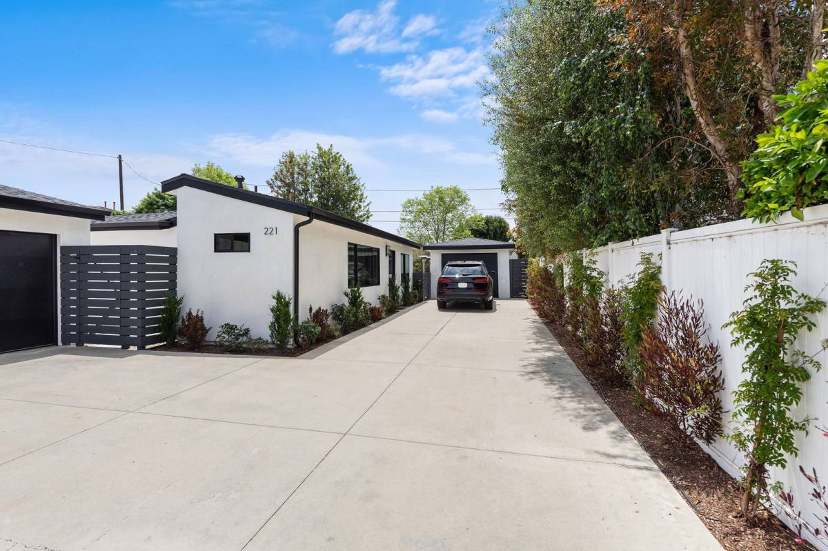 Apartment for rent at 219-221 Monte Vista, Costa Mesa, CA 92627