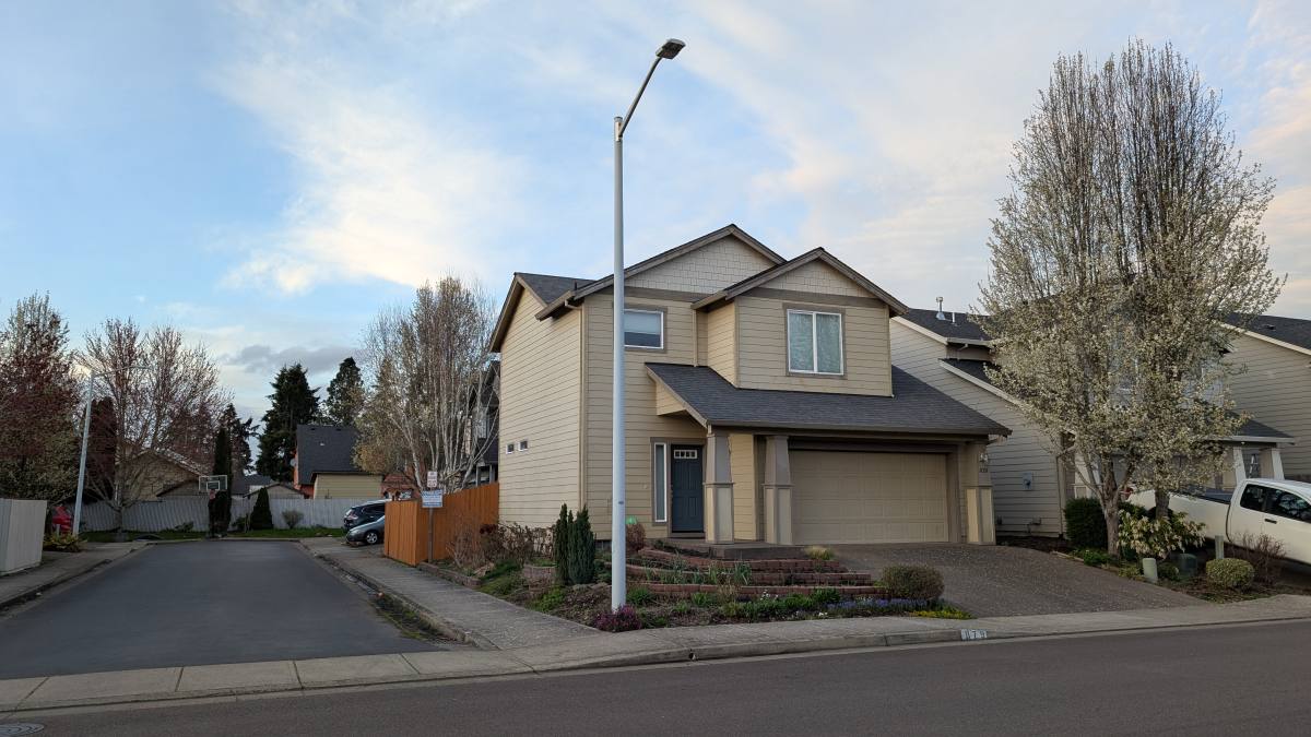 House for rent at 879 Harbour Lane NE, Salem, OR 97303