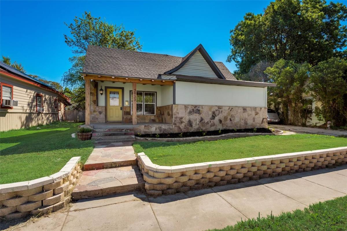 House for rent at 2933 James Ave, Fort Worth, TX 76110
