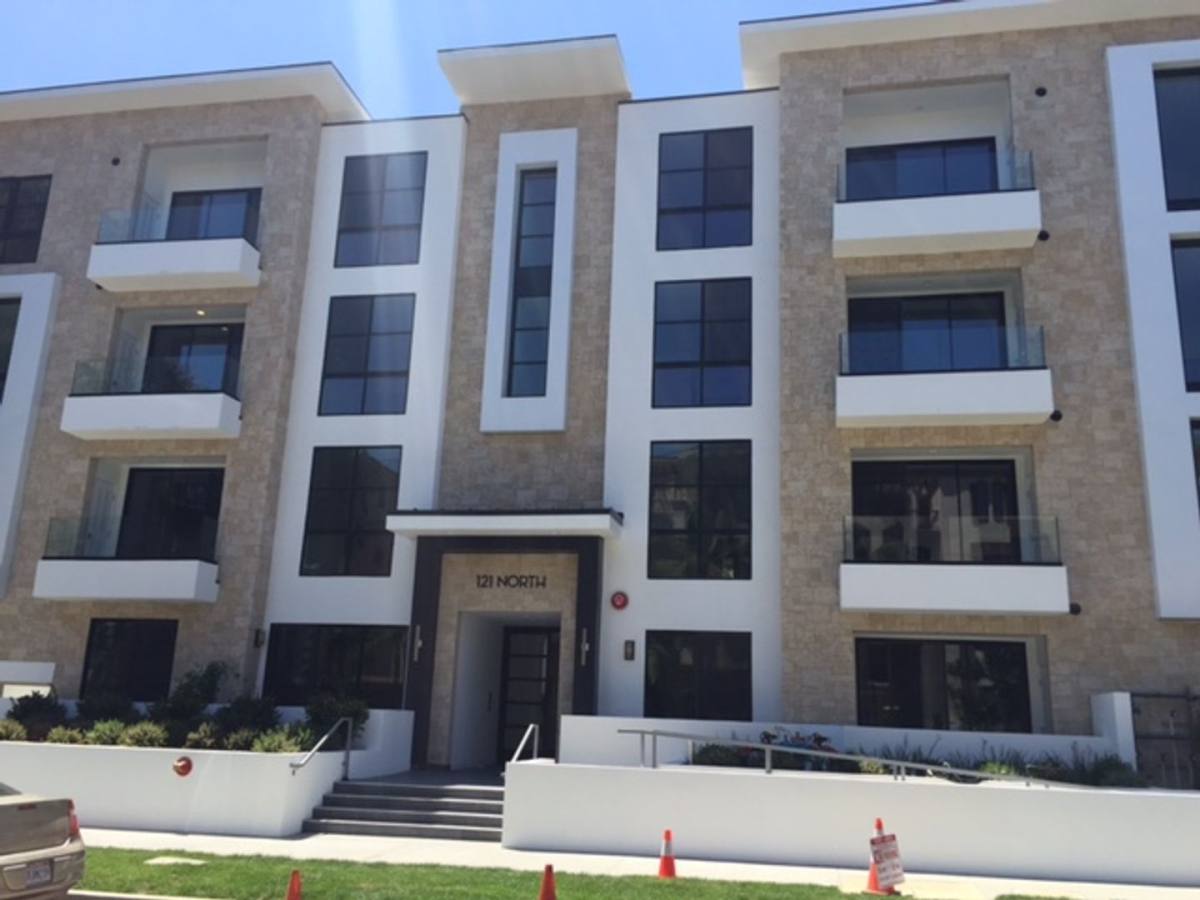 Apartment for rent at 121 N Clark Dr, Los Angeles, CA 90048