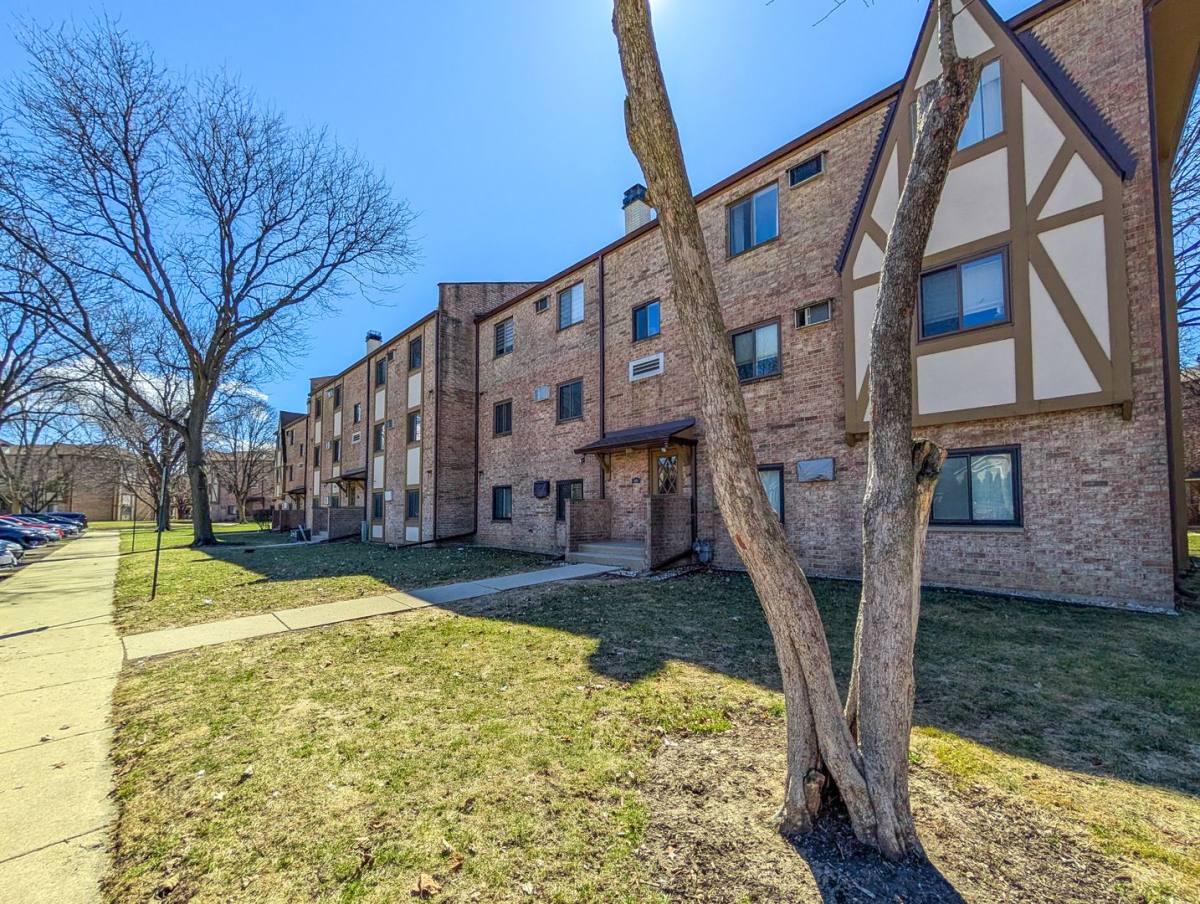 Apartment for rent at 801 S Dwyer, Arlington Heights, IL 60005
