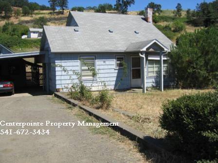 House for rent at 929 Willow St, Roseburg, OR 97470