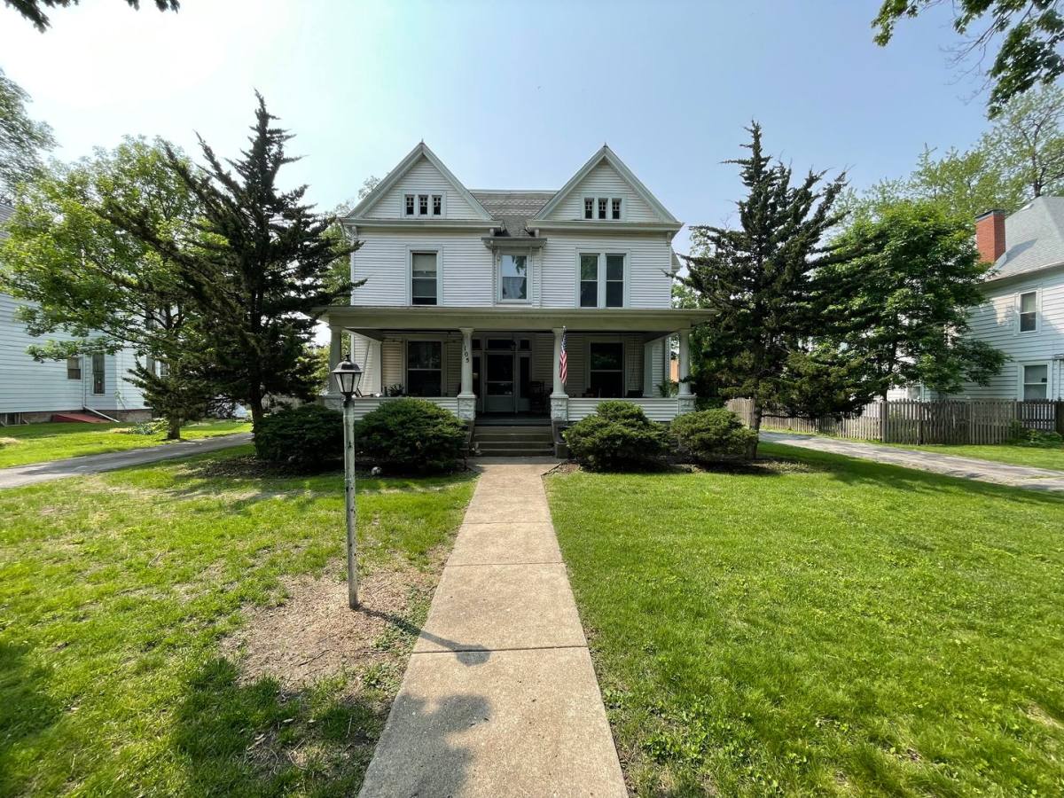 Apartment for rent at 1105 E Jefferson, Bloomington, IL 61701