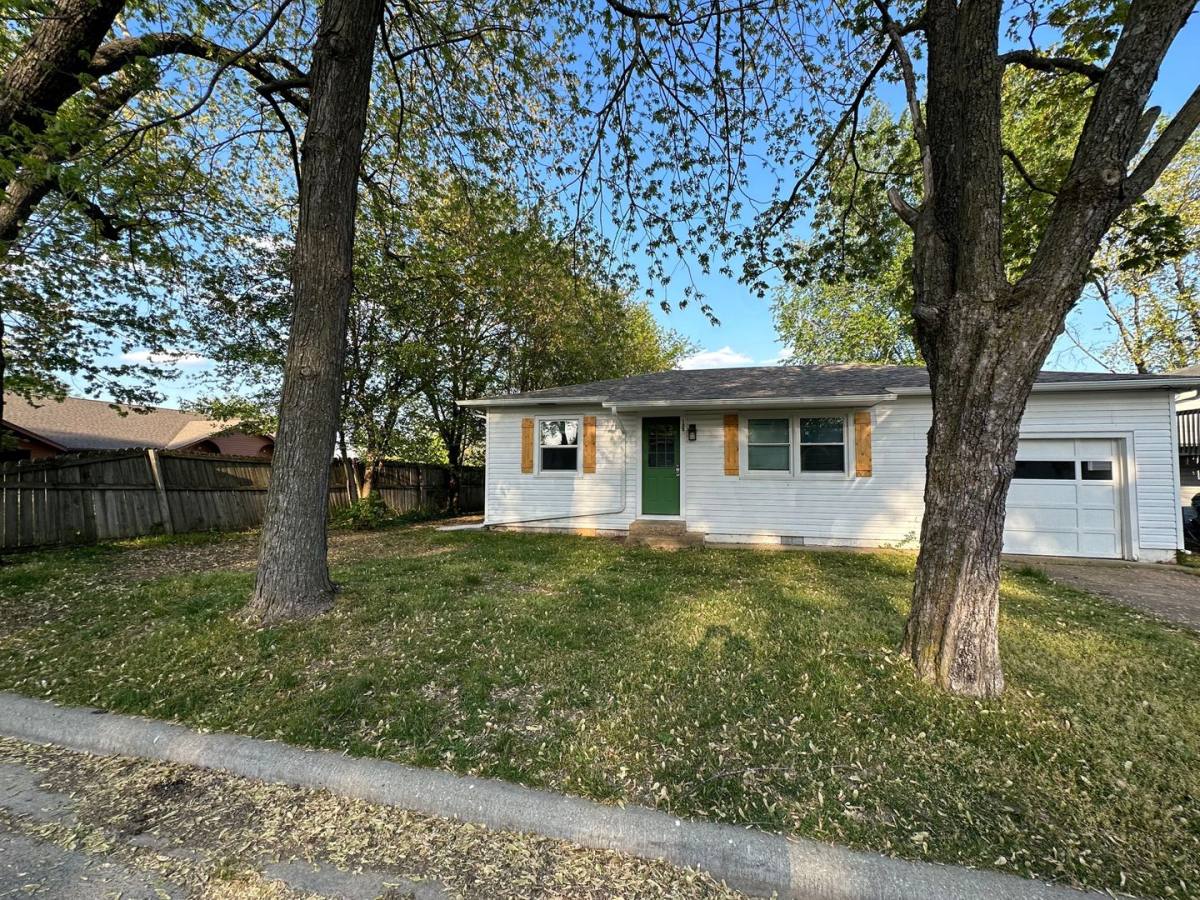 House for rent at 138 N Rechow Ave, Bolivar, MO 65613