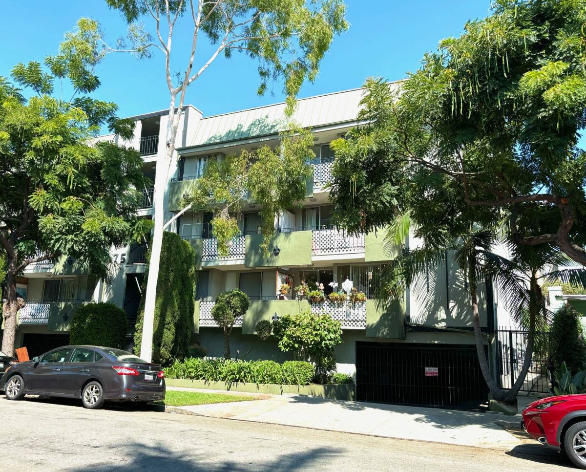 Apartment for rent at 7533 Lexington Ave, Los Angeles, CA 90046