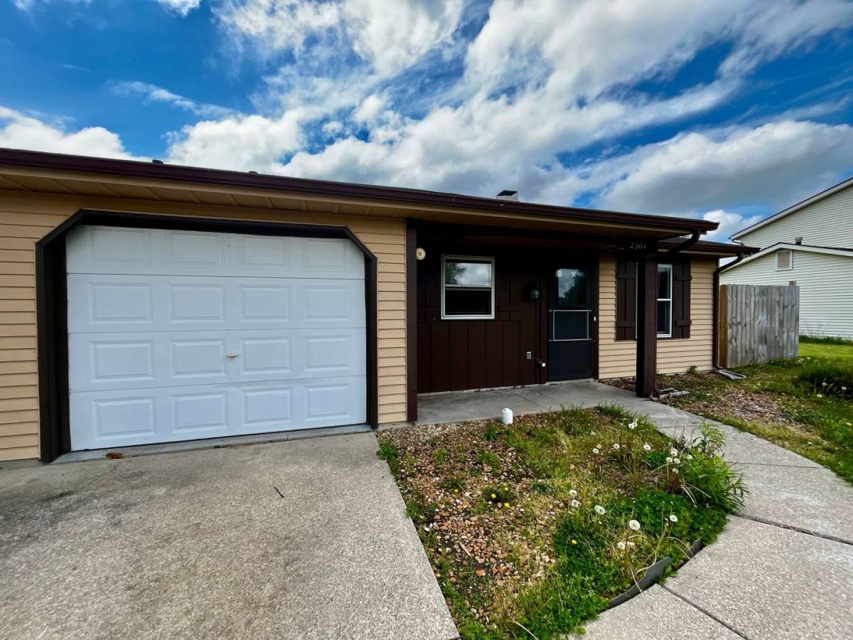 Townhouse for rent at 2304 Valley Creek Run, New Haven, IN 46774