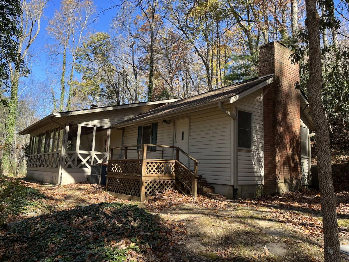 House for rent at 901 Davis Mountain Rd, Hendersonville, NC 28739