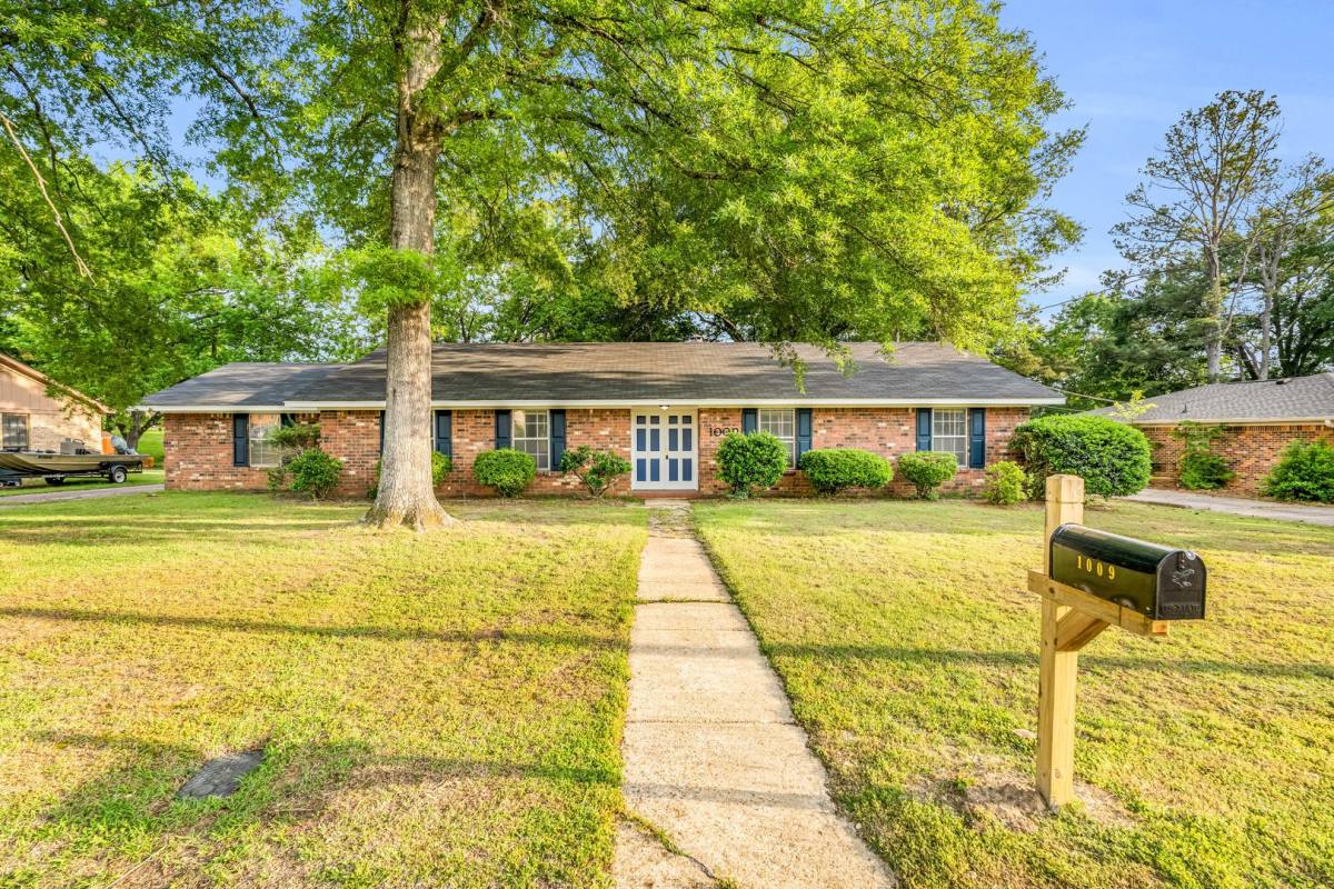 House for rent at 1009 Monroe St, Tupelo, MS 38801