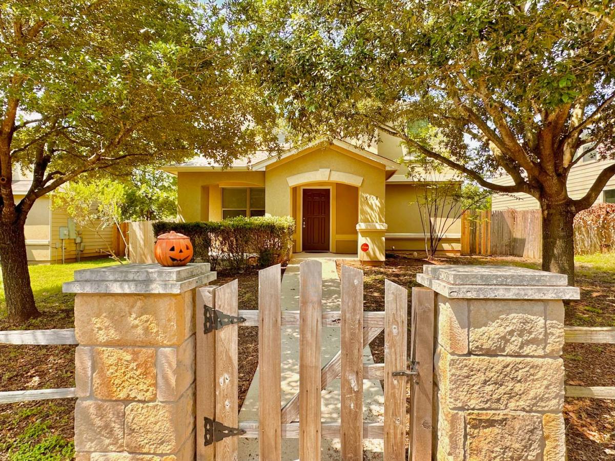 House for rent at 5609 Viewpoint Dr, Austin, TX 78744