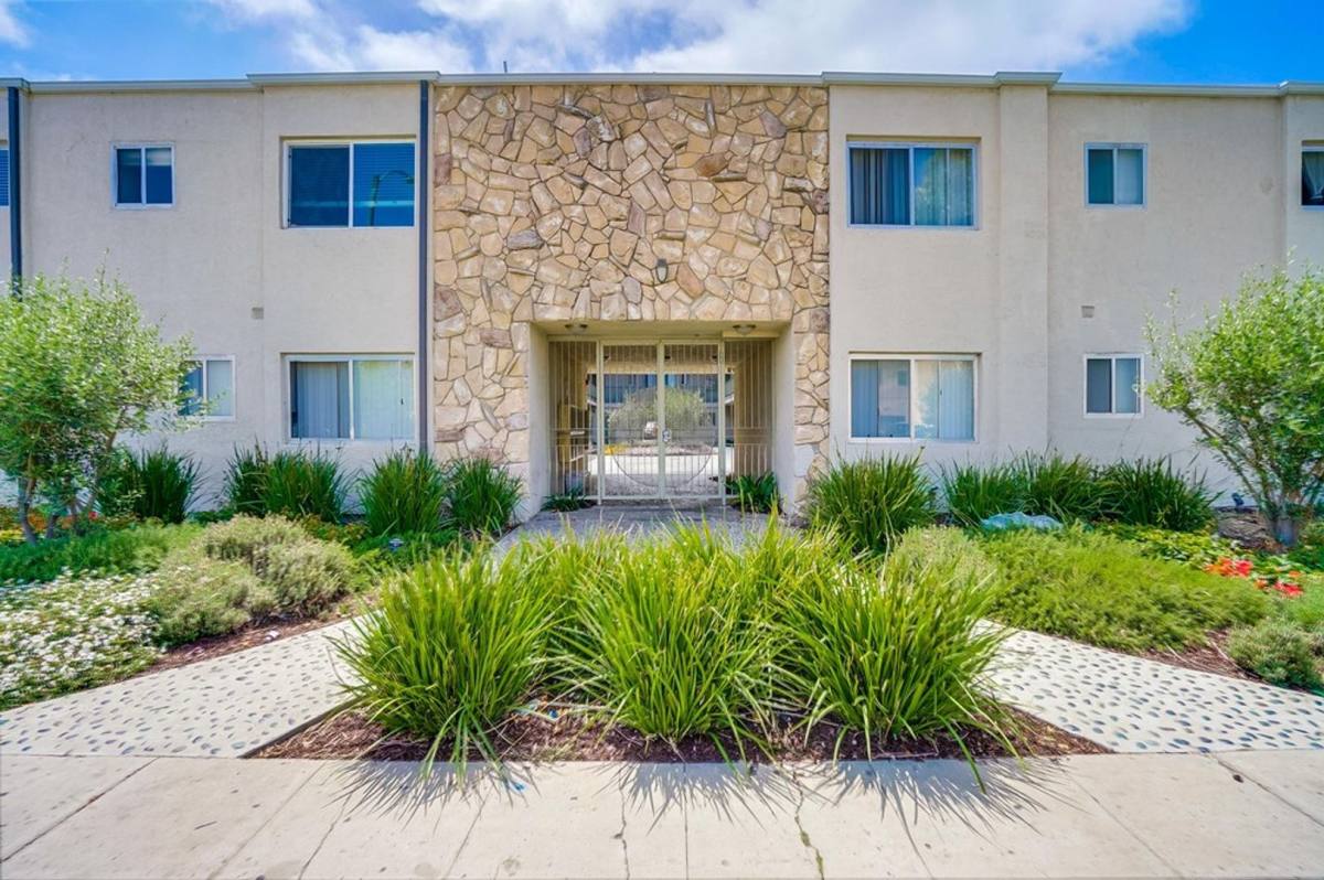 Apartment for rent at 6419 10th Ave, Los Angeles, CA 90043