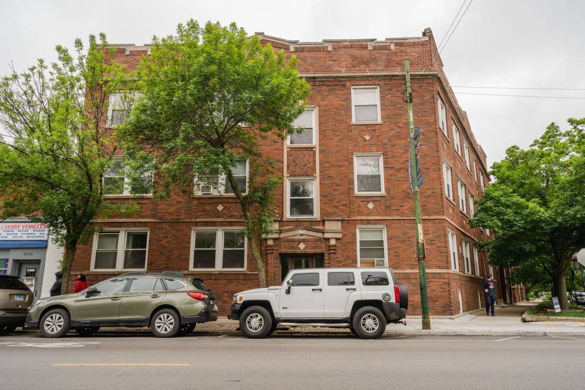 Apartment for rent at 3852-3856 N Clark St, Chicago, IL 60613