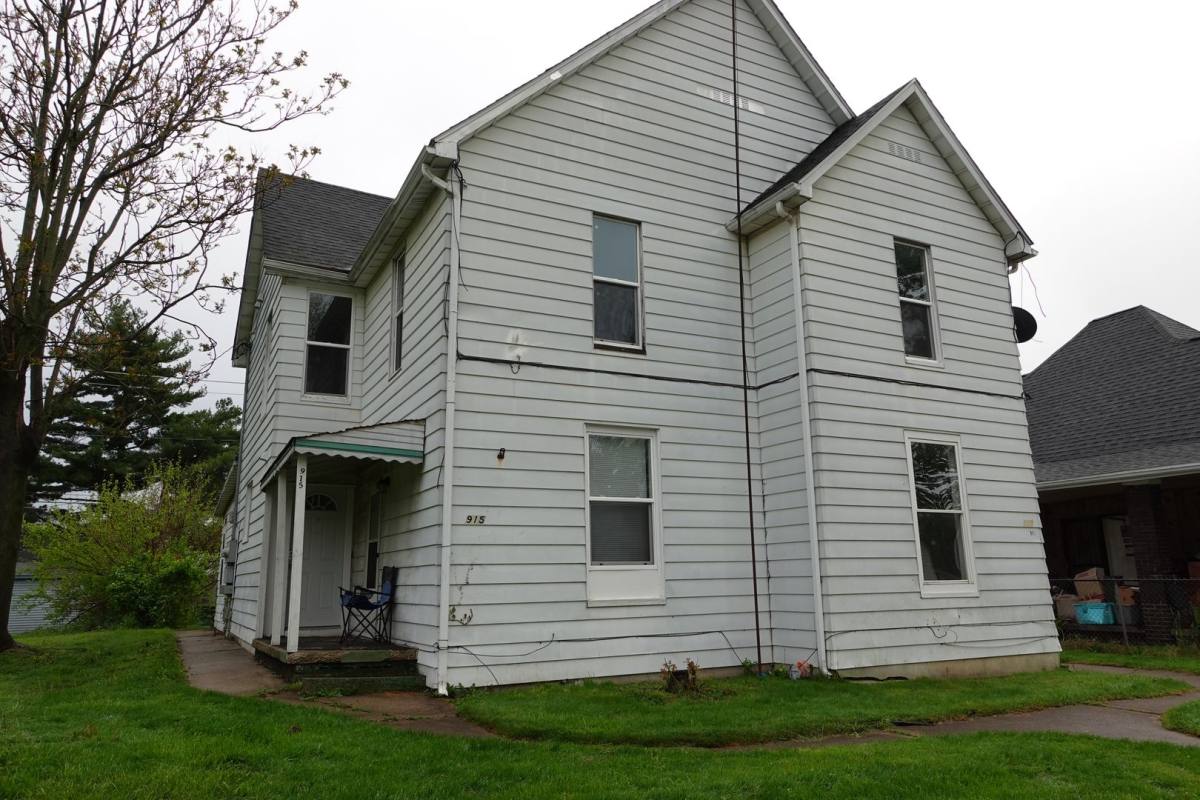 Apartment for rent at 915 W Powers St, Muncie, IN 47305