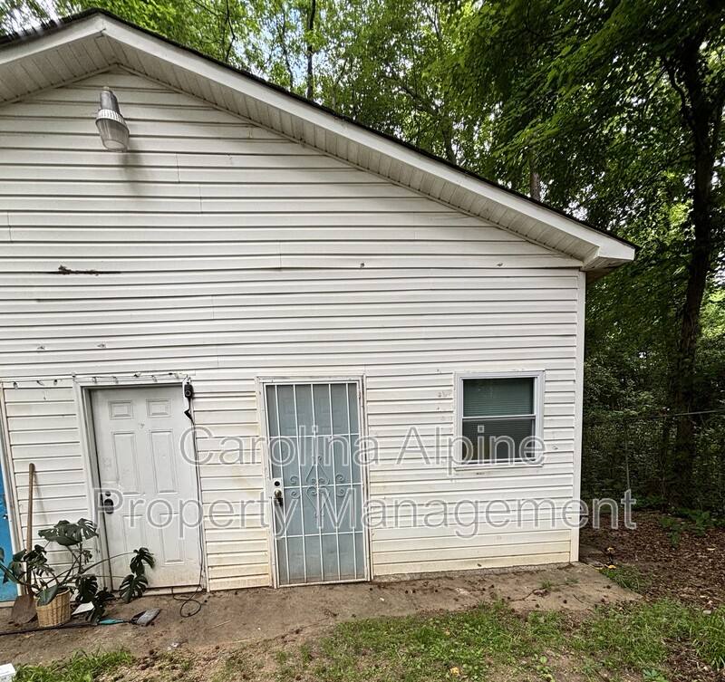 House for rent at 2512 Finchley Dr, Charlotte, NC 28215