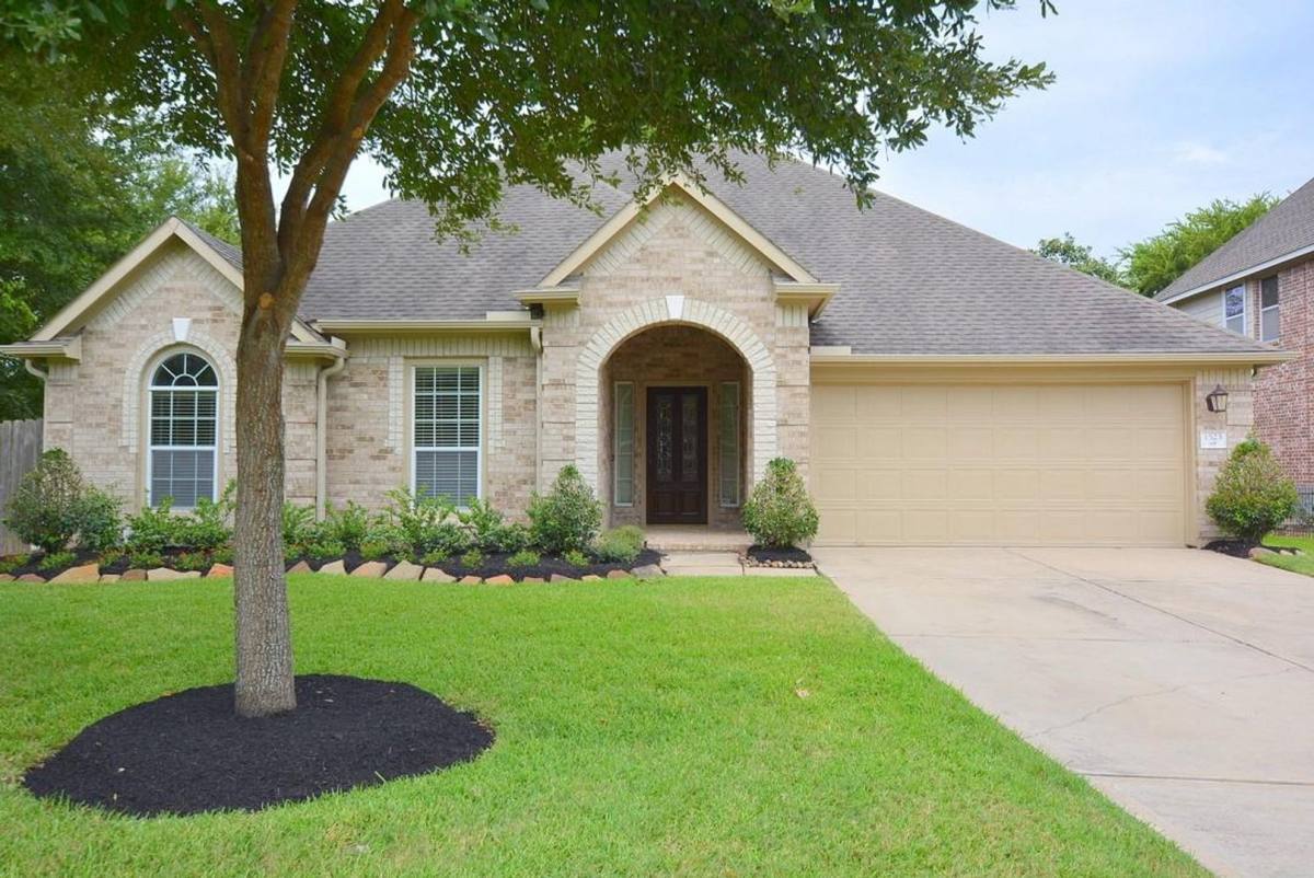 House for rent at 1523 Stone Canyon Dr, Sugar Land, TX 77479