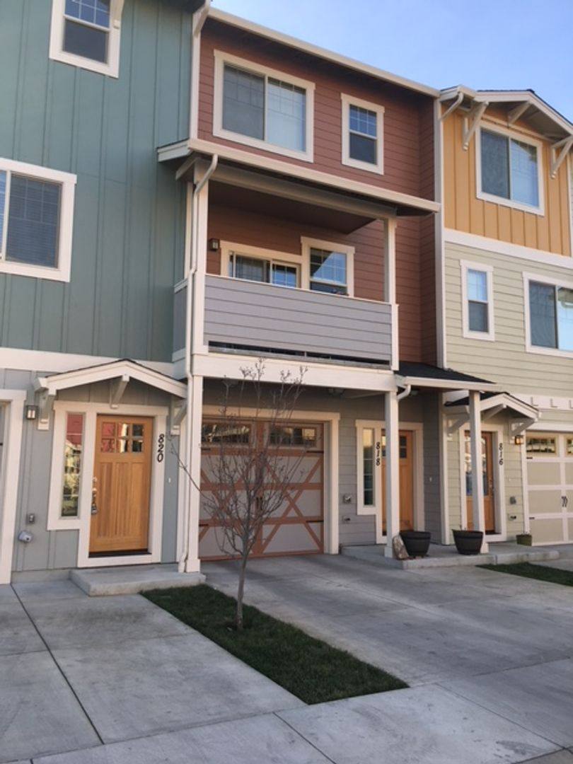 House for rent at 820 Overcup St, Medford, OR 97501
