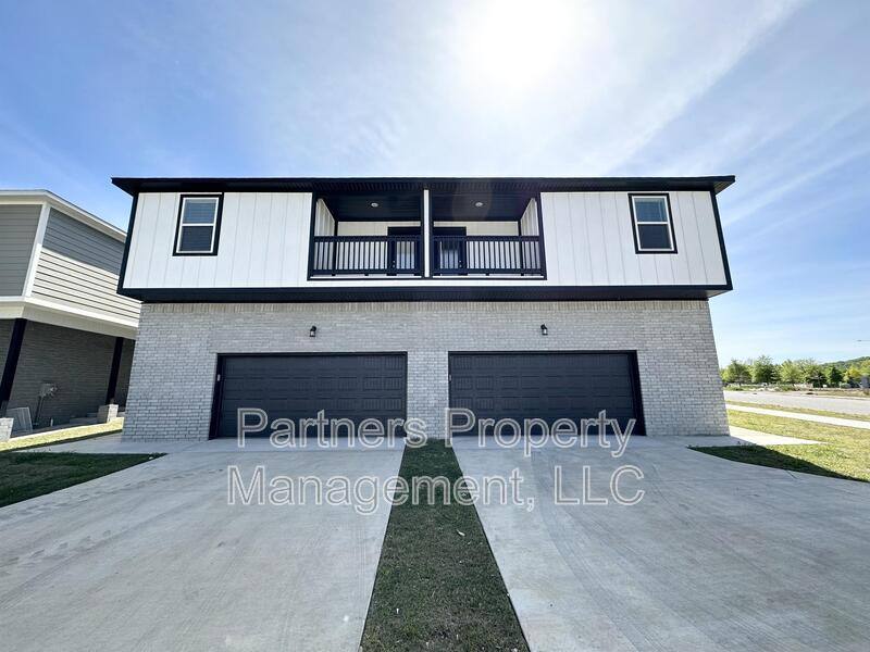 Townhouse for rent at 1035 S Benchmark Lane #2, Fayetteville, AR 72704