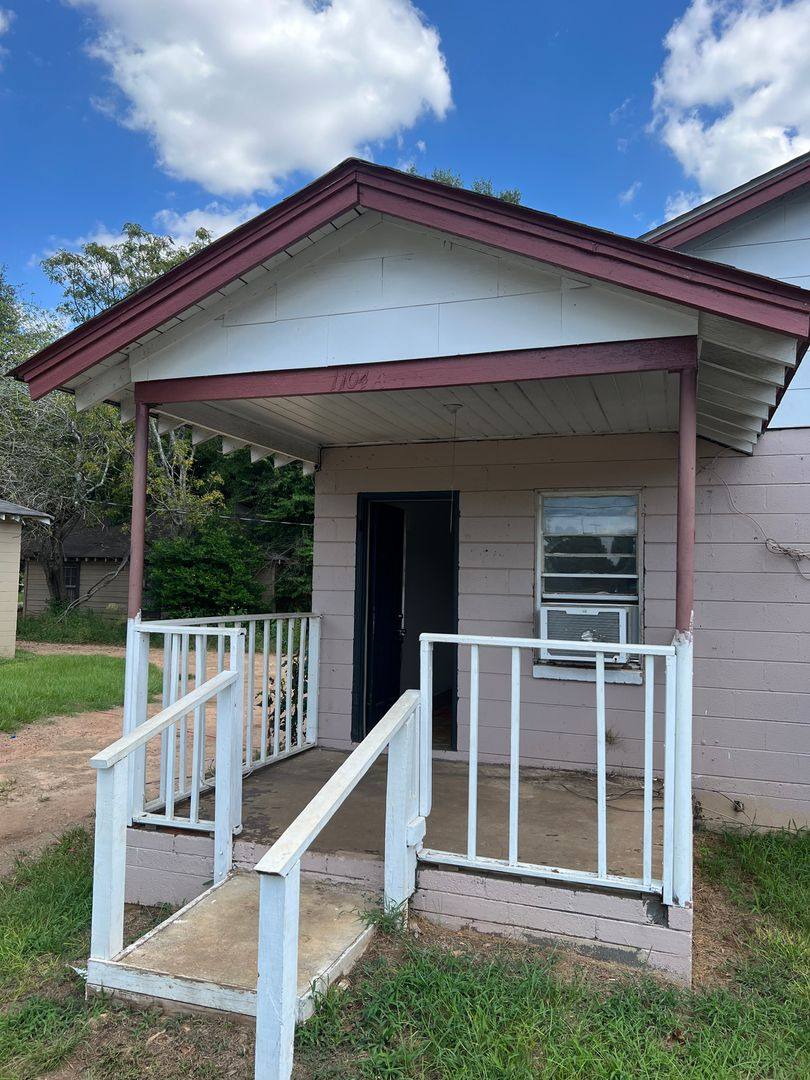 Apartment for rent at 1104 S McKinley St, Albany, GA 31701