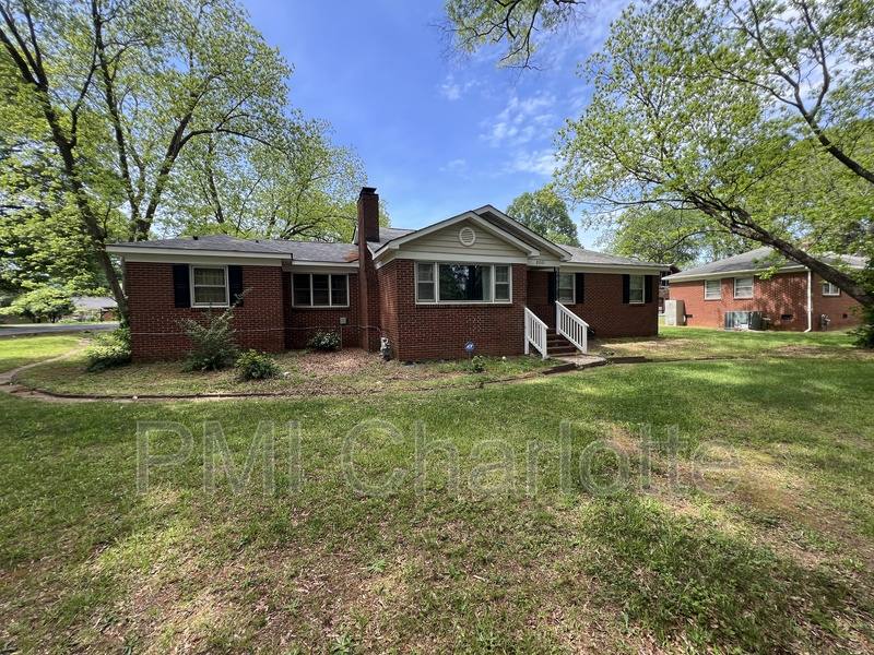 House for rent at 5201 Allen Rd E, Charlotte, NC 28269