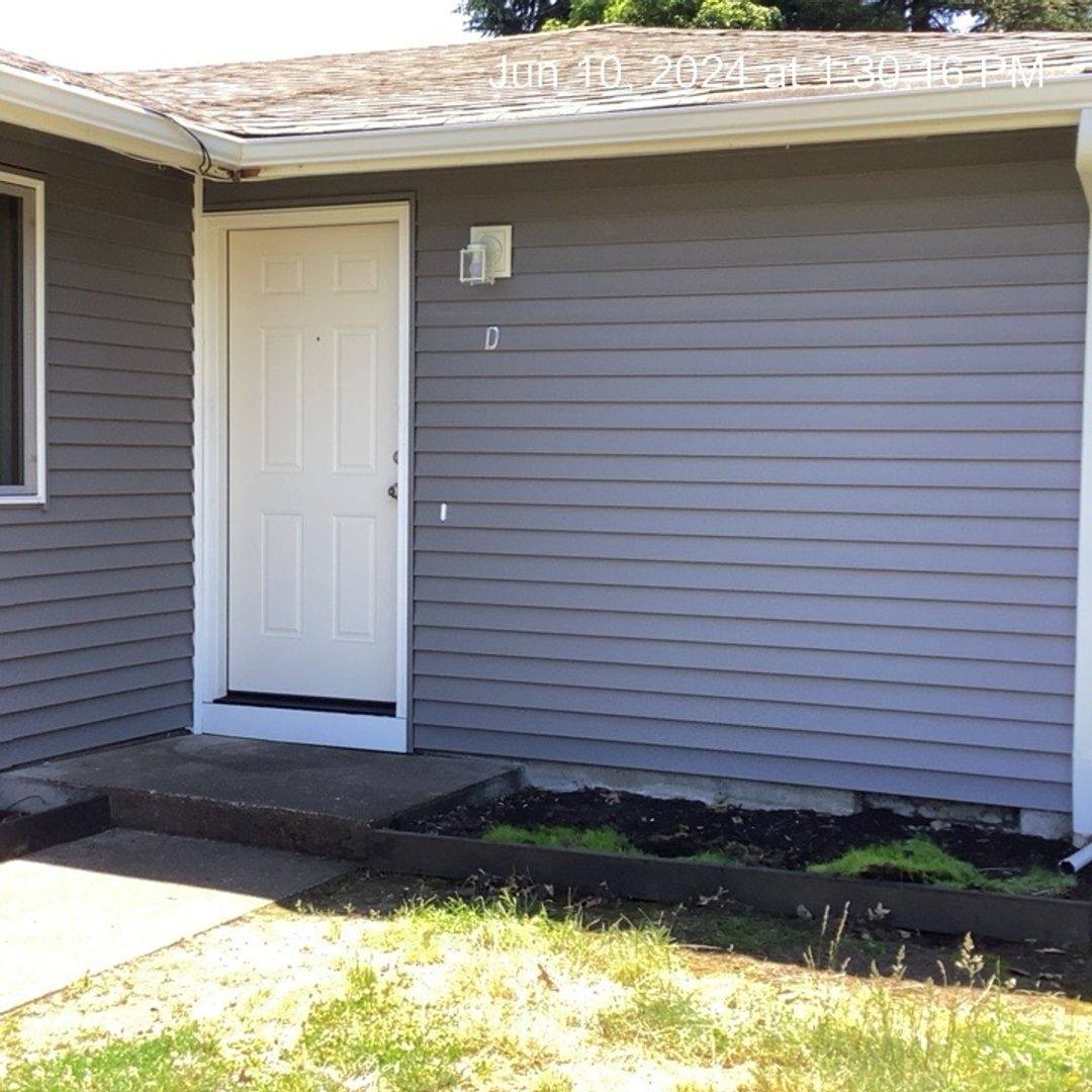 Apartment for rent at 365 S 8th St, Lebanon, OR 97355