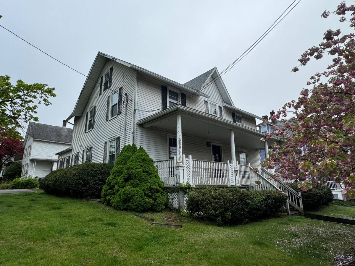 Apartment for rent at 413 High St, Middletown, CT 06457