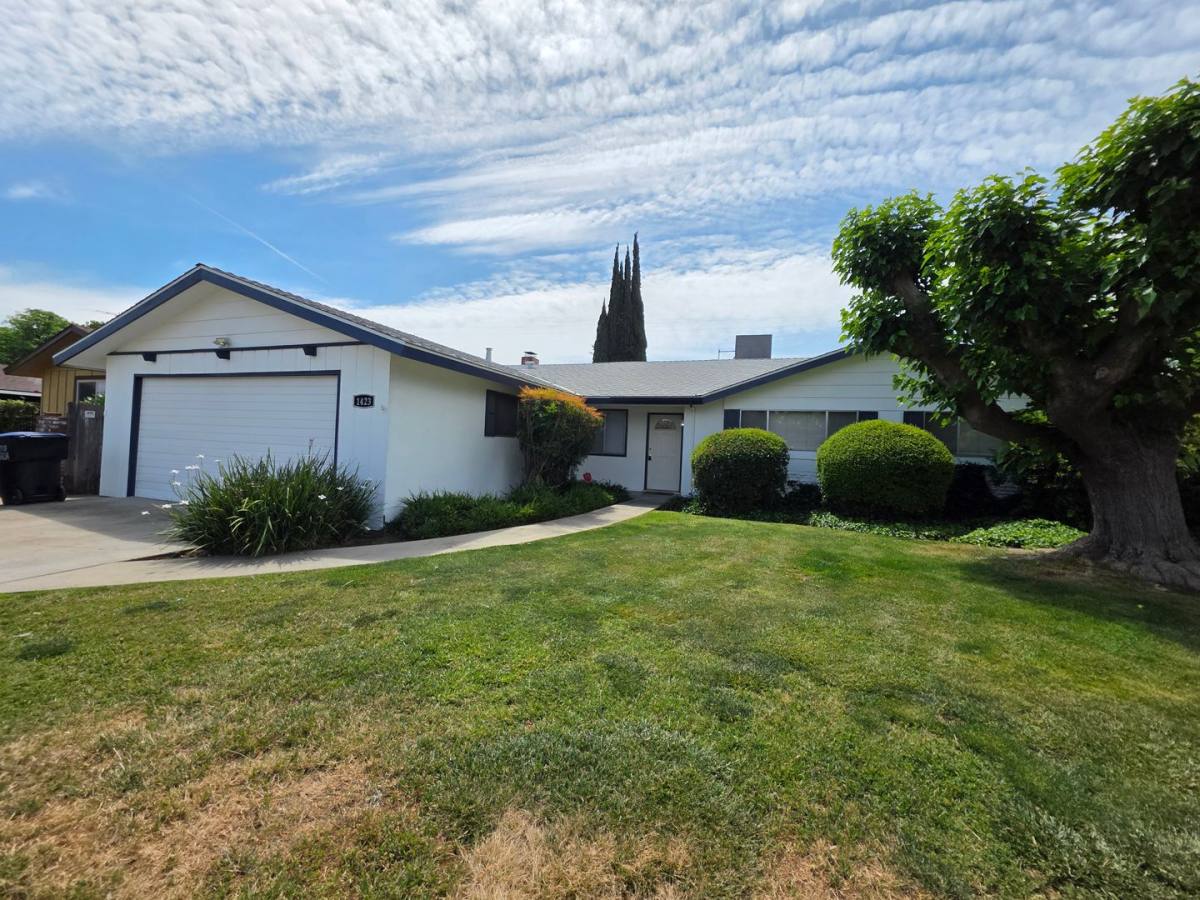 House for rent at 1423 W Cambridge, Visalia, CA 93277
