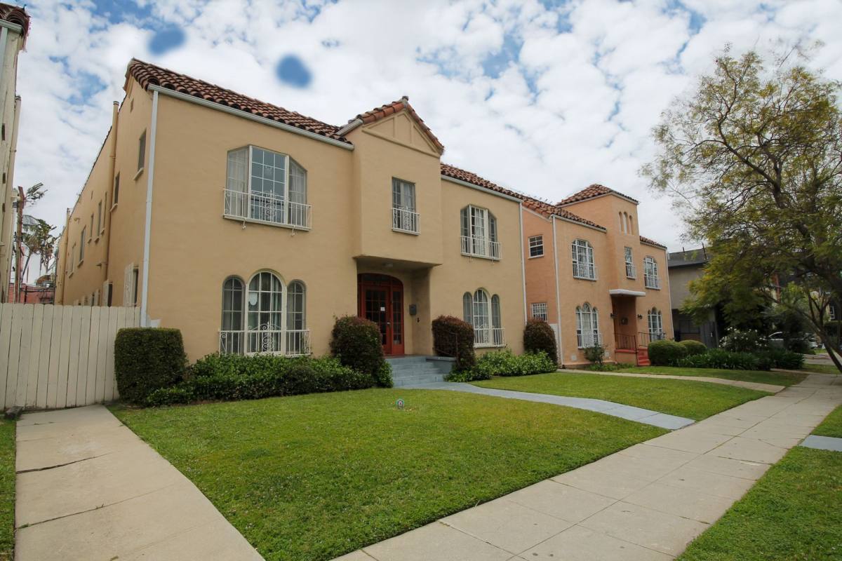 Apartment for rent at 418 N Hayworth Ave, Los Angeles, CA 90048