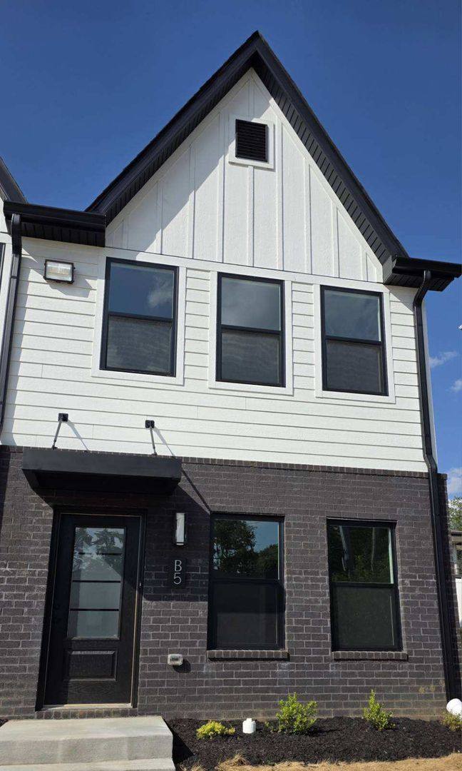 Townhouse for rent at 111 Hickory Grove Blvd, Clarksville, TN 37040