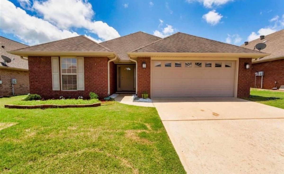 House for rent at 1042 Lexington Dr, Moody, AL 35004