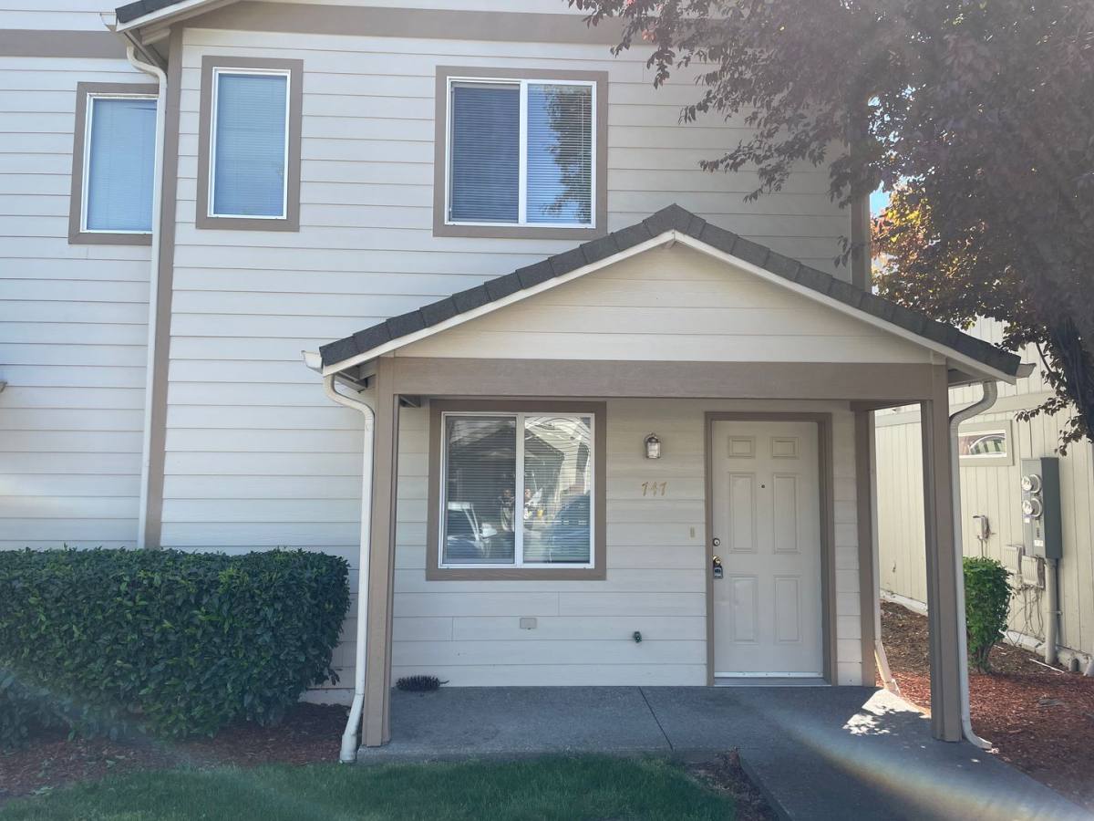 Townhouse for rent at 747 Diamond St, Medford, OR 97501