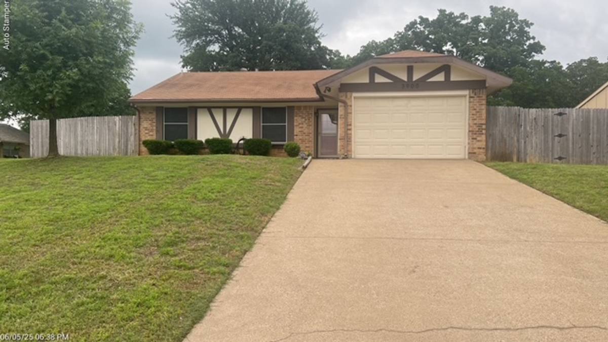 House for rent at 3900 Glen Knoll Court, Arlington, TX 76016