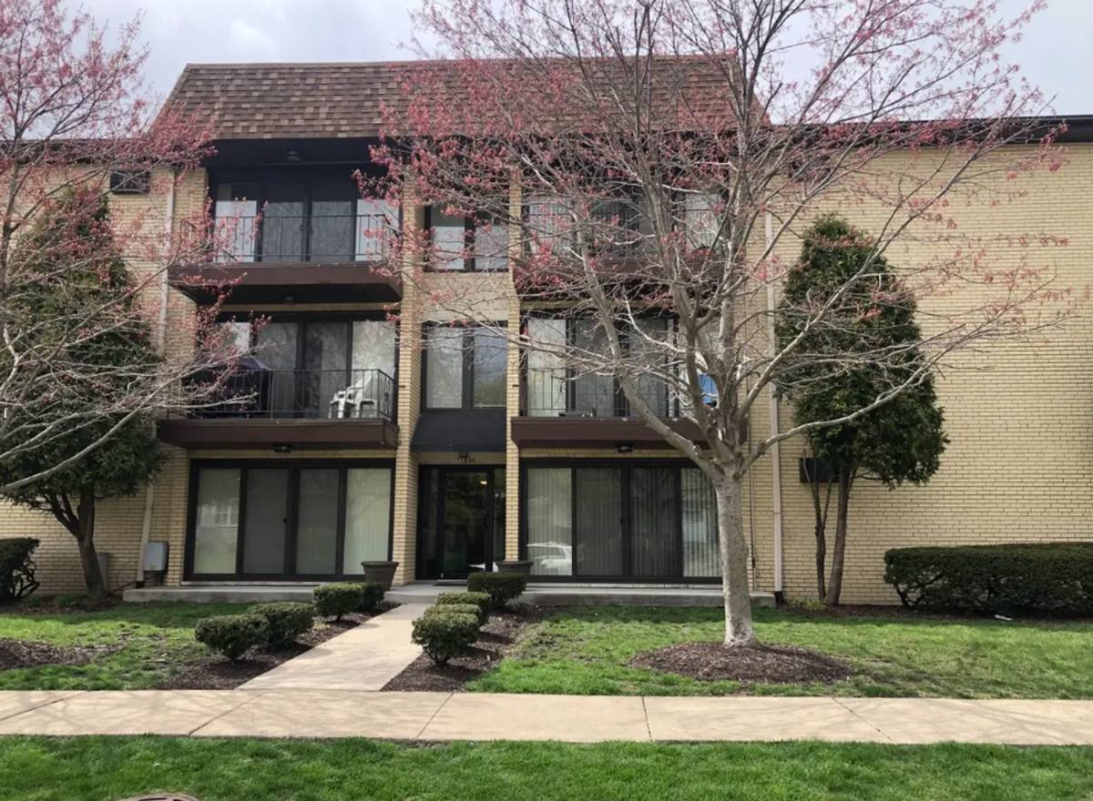 Apartment for rent at 11830 S Komensky Ave, Alsip, IL 60803