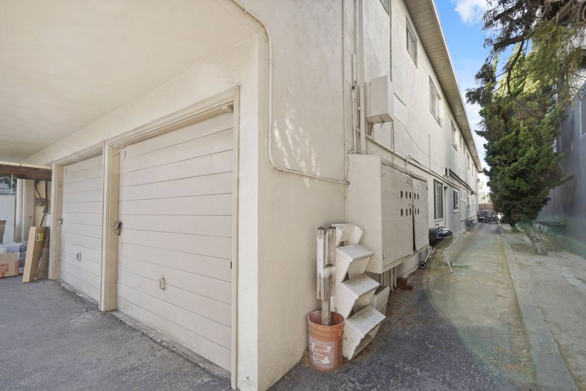 Apartment for rent at 208 Ave H, Redondo Beach, CA 90277